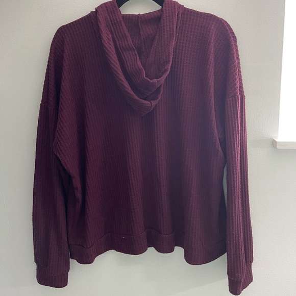 Burgundy hooded pullover with flower strings - Picture 2 of 6